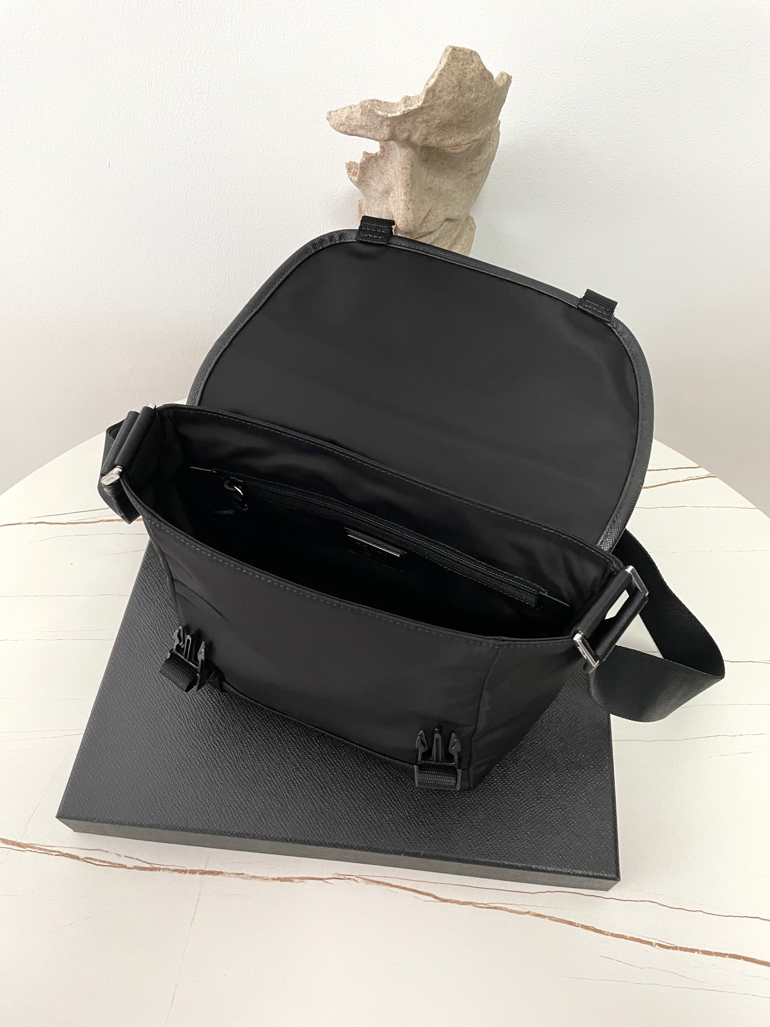 프라다 25SS 삼각로고 리나일론 메신저백