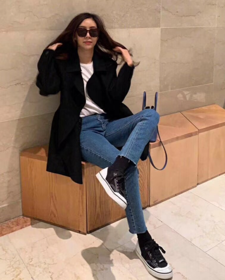 C. 캔버스 스니커즈 블랙